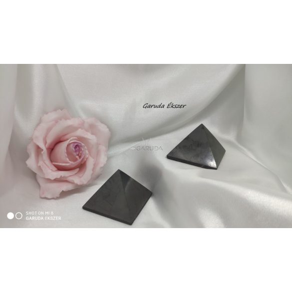 Shungit piramis 4 cm