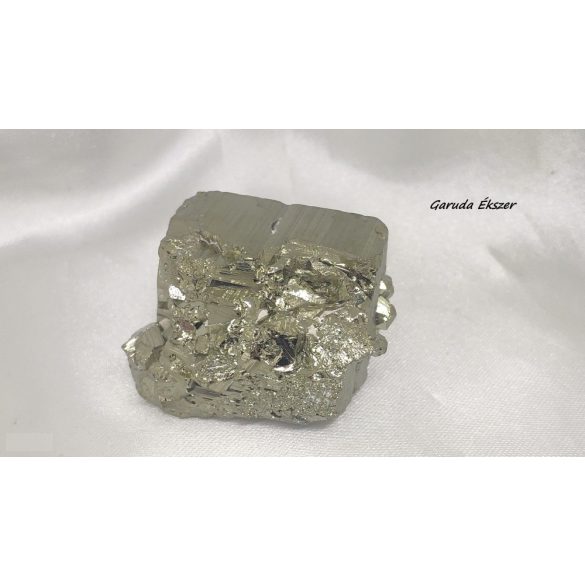 Pirit kristályok A osztályú természetes kocka forma
