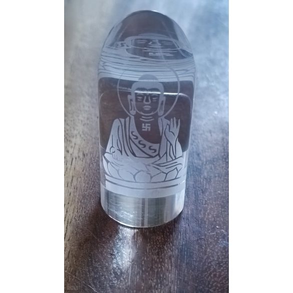 Kristály Buddha fehér márvány alátéten.