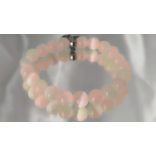 Gyerek Őrangyal Karkötő – Színjátékos Szelenit (Barack & Világos Zöld) & Rózsakvarc & Angyal Medál